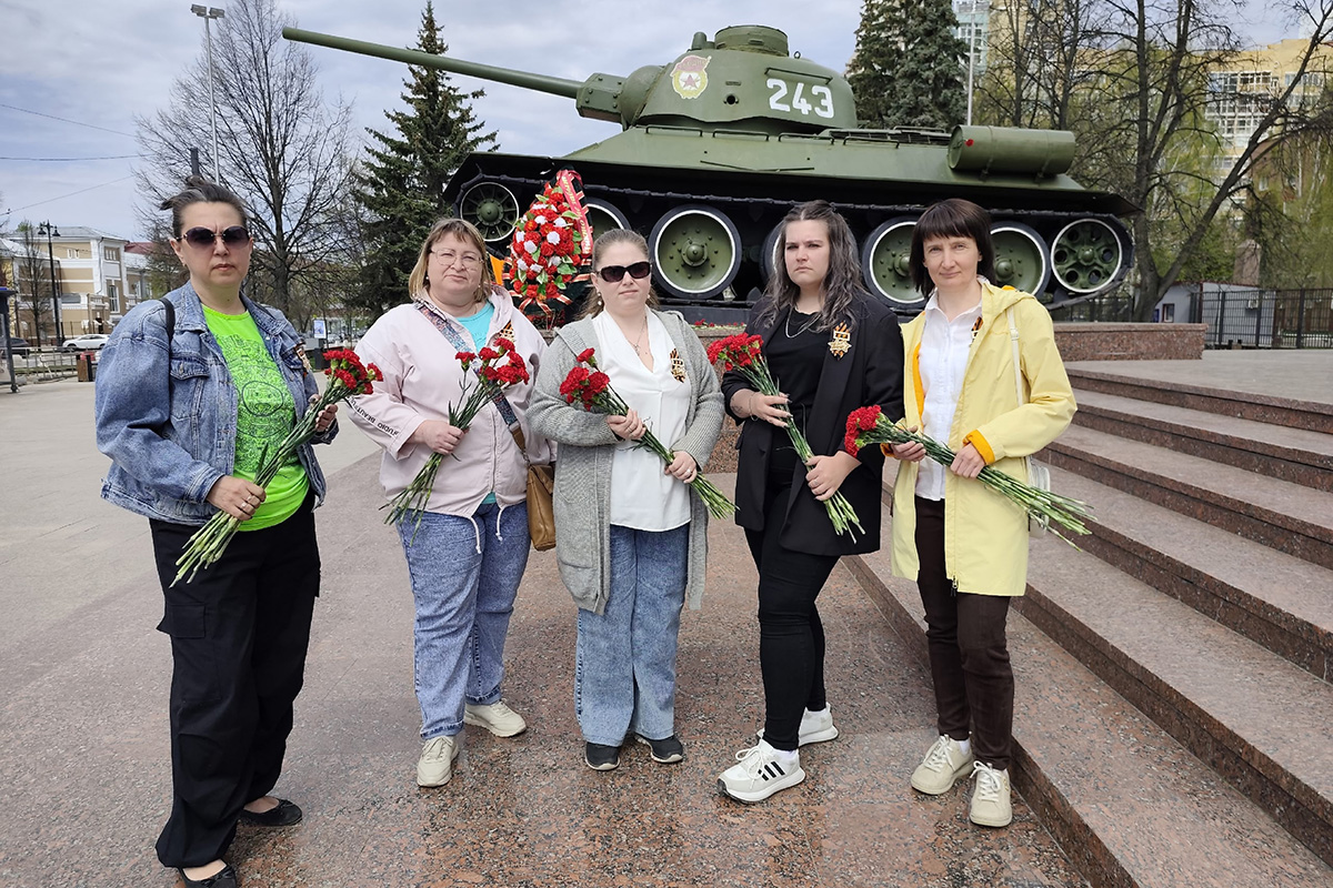 Возложение цветов в День Победы